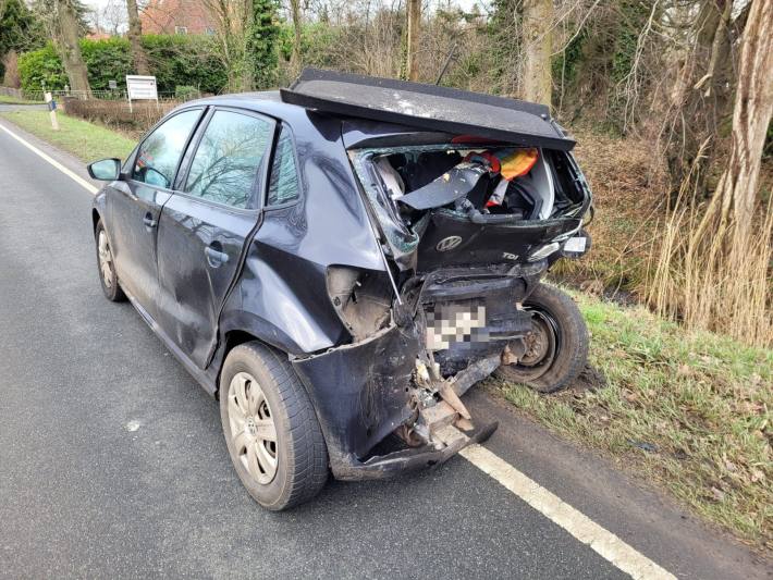 Autofahrerin verursacht Auffahrunfall mit zwei Totalschäden und flüchtet