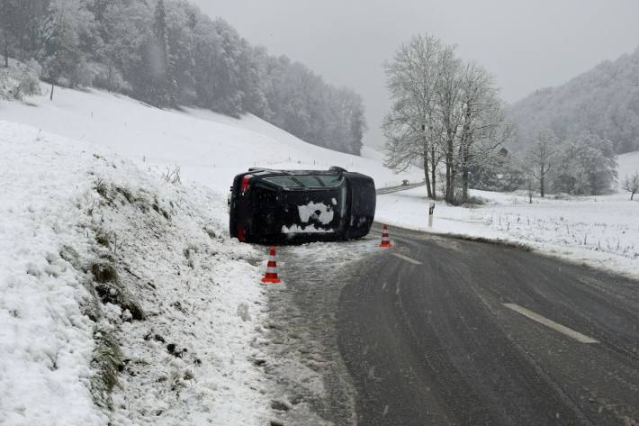 In Udligenswil LU auf schneebedeckter Strasse verunfallt.