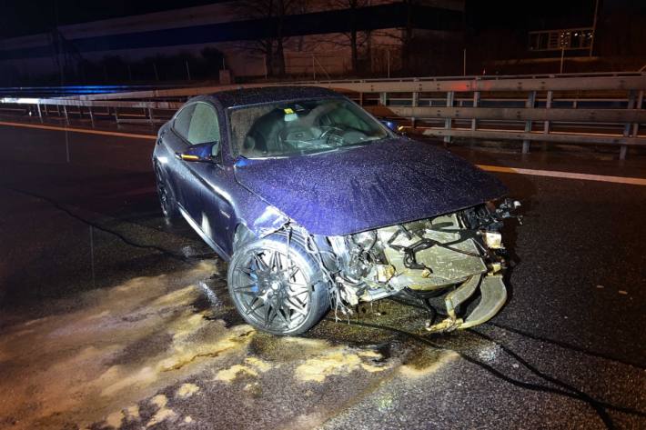 Beim Unfall in Würenlos erlitt der BMW Totalschaden.