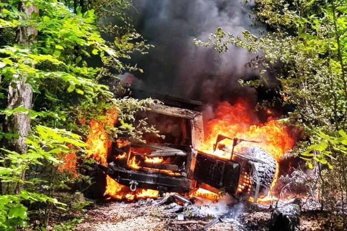 Beim Eintreffen der ersten Einsatzkräfte wurde ein in Vollbrand stehendes Offroadfahrzeug vorgefunden, wobei der Brand bereits auf die angrenzende Vegetation übergreifen zu drohte