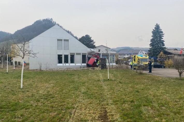 Das Auto überfuhr auch eine Wiese.