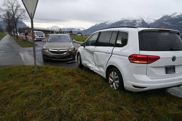 Kollision zwischen VW und Opel.