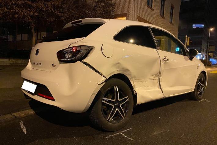 In Zug verletzten sich gestern bei einem Unfall zwei Personen, als ein Taxi in ein anderes Fahrzeug fuhr.