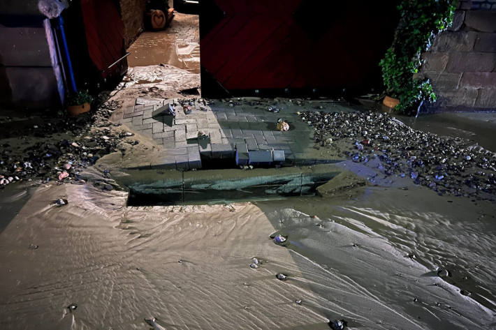 Bürgersteig durch Wasserrohrbruch aufgebrochen