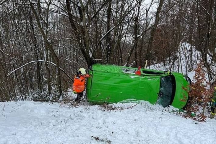 Die Frau wurde aus dem Auto geschleudert und leicht verletzt