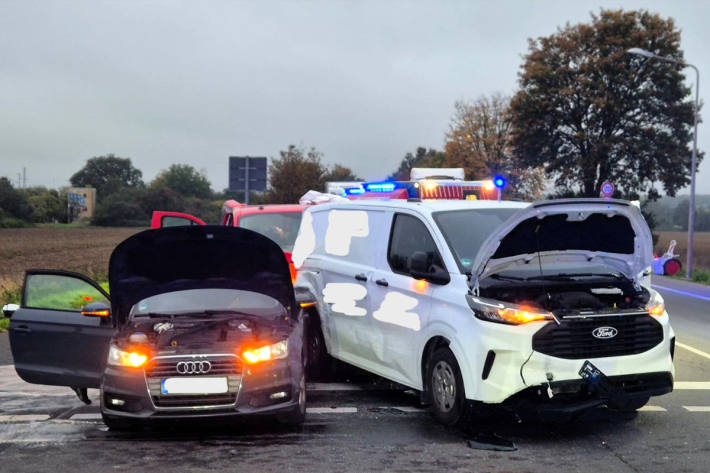 Eine Frau wurde eingeklemmt und durch die Feuerwehr befreit.