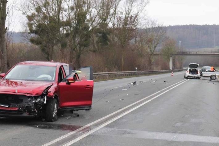 Eine Autofahrerin verletzte sich bei einem Unfall auf der B 64 bei Höxter, als ein Pkw-Anhänger gegen ihr Auto prallte