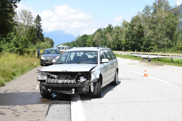 Selbstunfall mit Folgekollision in Weite