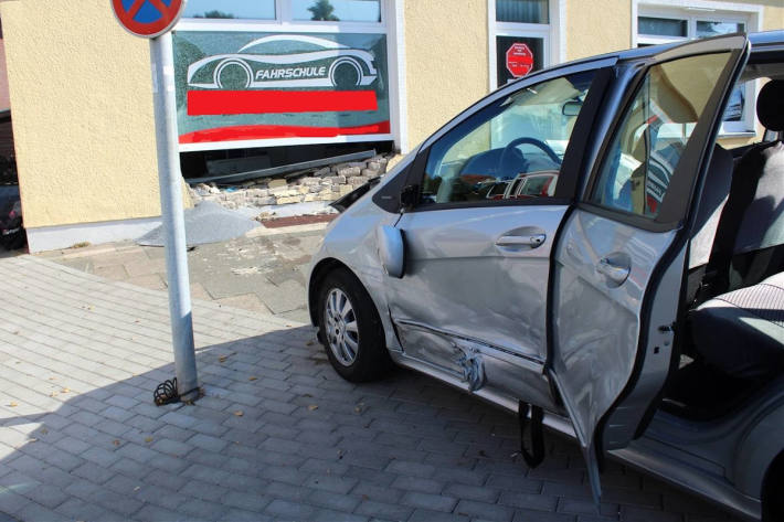 Auto schleudert bei Unfall in Fahrschule