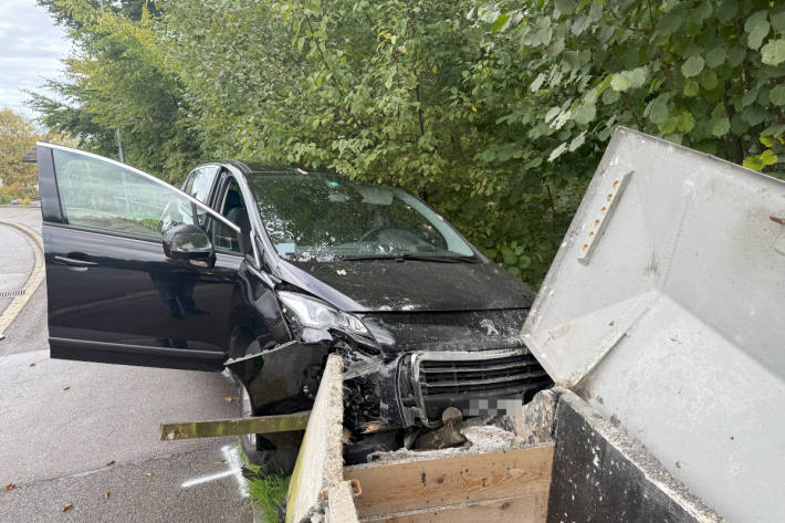 Das Auto krachte in einen Holzzaun sowie eine betonierte Salzkiste.