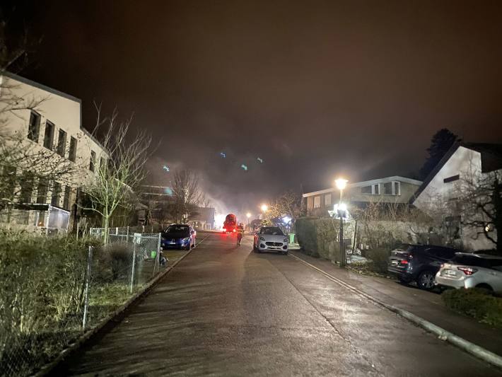 Brand in Einstellhalle erfordert Feuerwehreinsatz