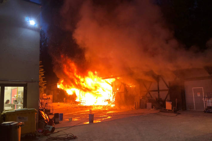 Maschinenhalle in der Lochmühle in Eigeltingen steht in Vollbrand