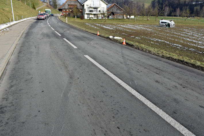 Auto überschlägt sich bei Selbstunfall