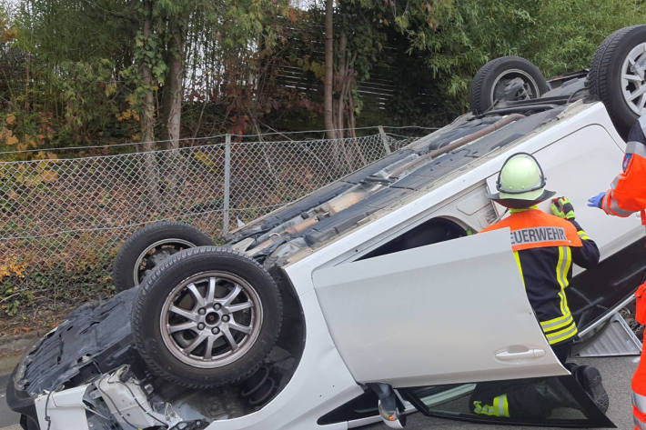Feuerwehr befreit Schwangere nach Verkehrsunfall