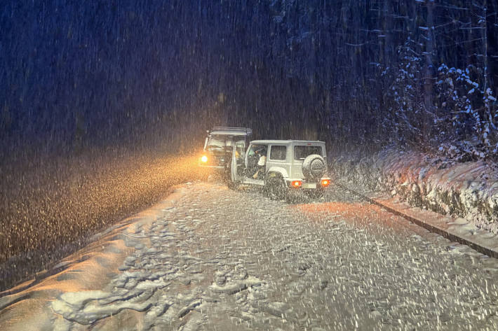 Unfall von zwei SUVs im dichten Schneetreiben.