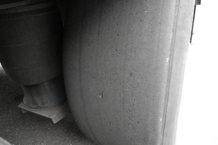 Vier Pneus am Sattelschlepper waren bei der Kontrolle heute in Schindellegi SZ abgelaufen.