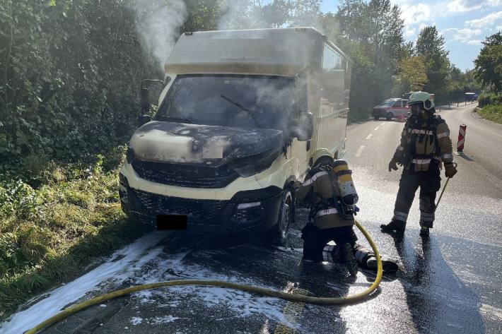 In Münchenstein brannte ein Lieferwagen.