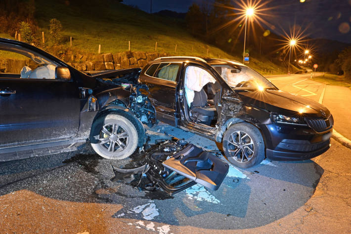 Beide Fahrzeuge wurden stark beschädigt