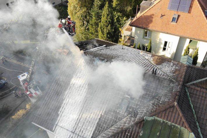 Brandfall in einer Dachwohnung erfordert Feuerwehreinsatz