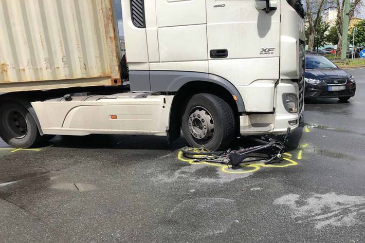 Mit einem Rettungswagen ging es für den Mann zur stationären Behandlung in ein Krankenhaus in Duisburg