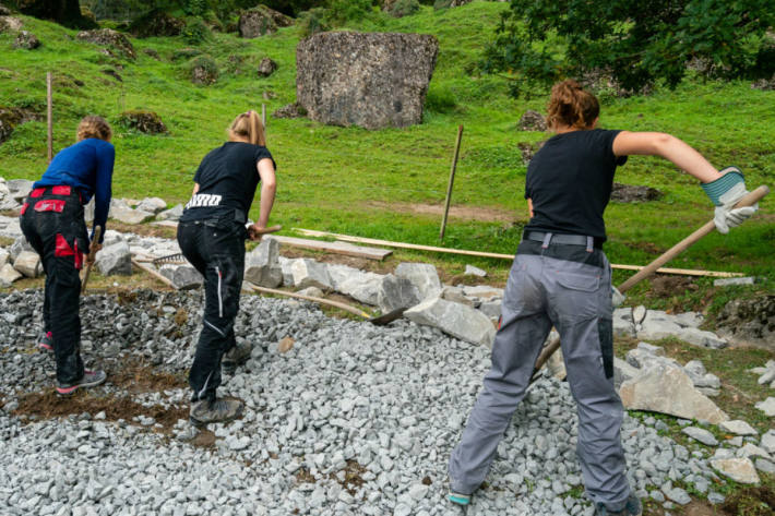 Jugendliche der Fachmittelschule Luzern bei der Arbeit an der Trockensteinmauer.