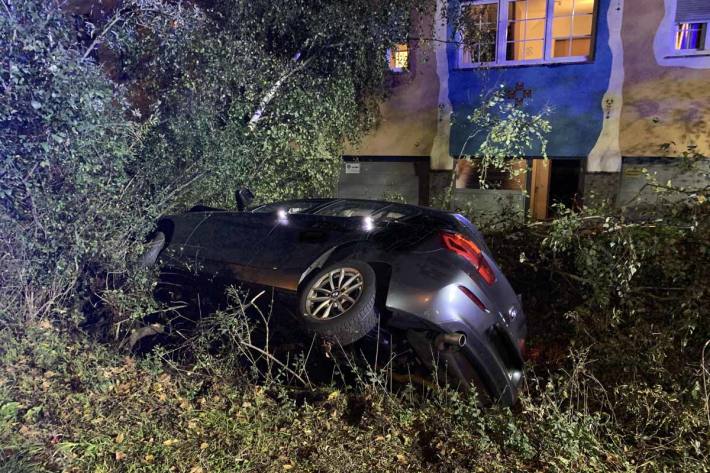 Auto stieß gegen eine Birke, die daraufhin gegen die Wand eines Hauses auf der Kleefeldstraße fiel