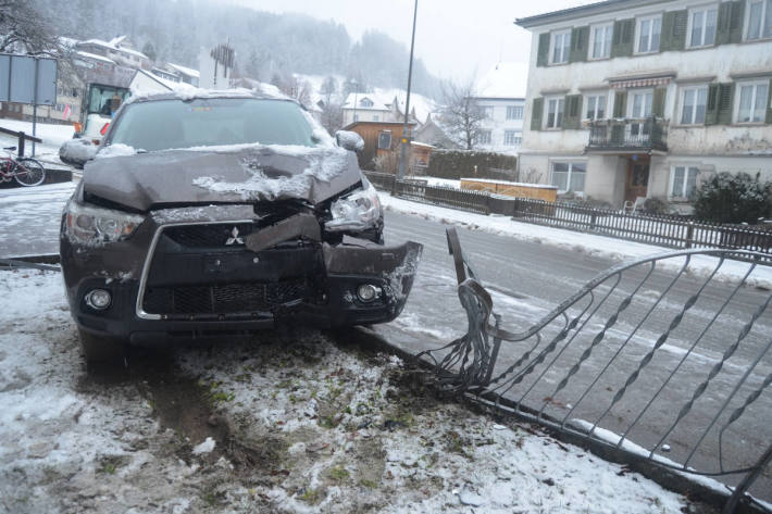 Auf Schnee ins Schleudern geraten und in Zaun gekracht