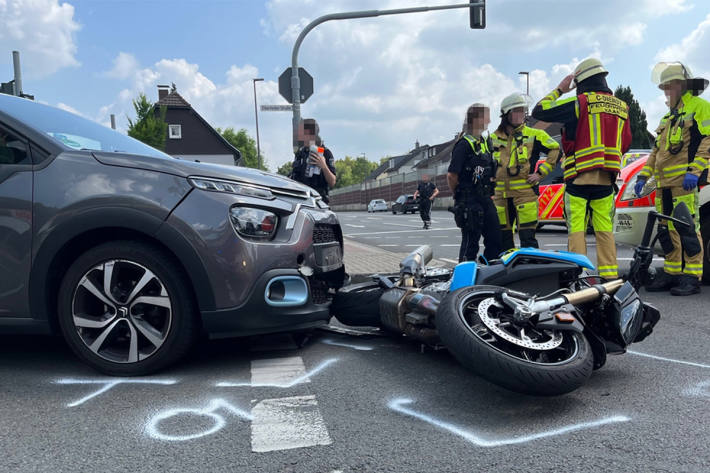 Der Citroen nahm dem Motorradfahrer die Vorfahrt.