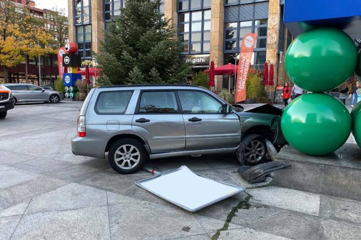 In Zug ist gestern ein Subaru in eine Kunst-Skulptur geprallt.