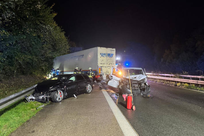 Vier Pkw und ein Lkw waren am Unfall beteiligt.