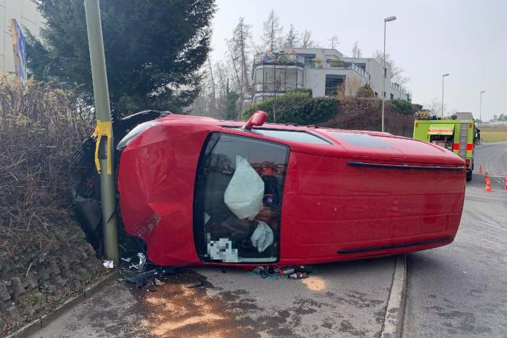 Der verunfallte Lenker musste in Thalwil ZH aus dem Fahrzeug gerettet werden.