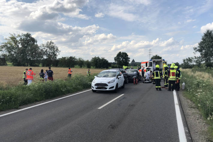 Mehrere Fahrzeuge bei Kollision aufeinander geschoben auf der B9 bei Osthofen