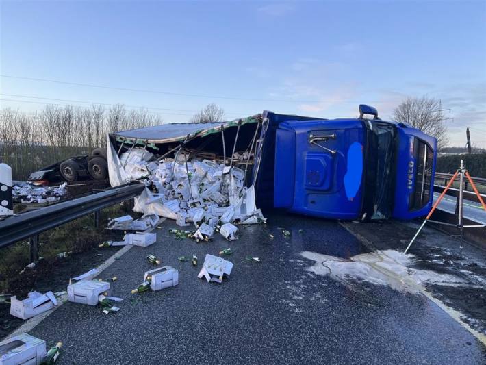 Lastzug kippt auf B 262 um: Weinflaschen unbrauchbar, Hunderte Liter Kraftstoff ausgelaufen