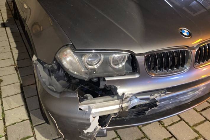 Kollision zwischen Auto und Linienbus.