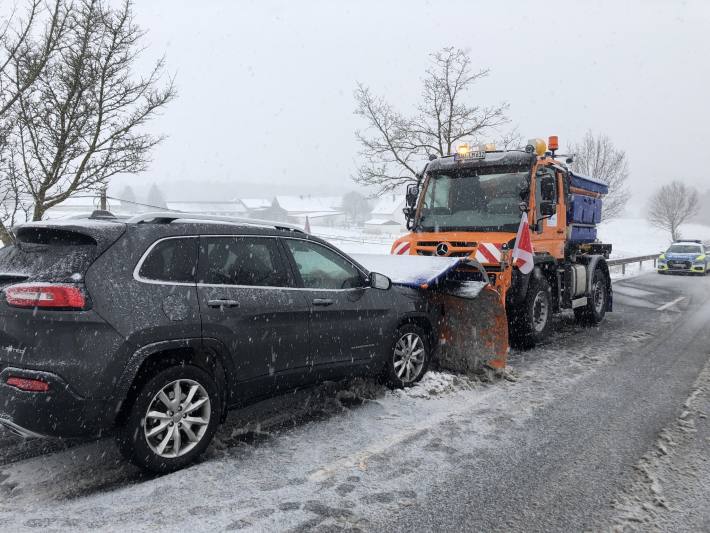 Wintereinbruch und Schneefall führt zu liegen gebliebenen Fahrzeugen und Unfällen