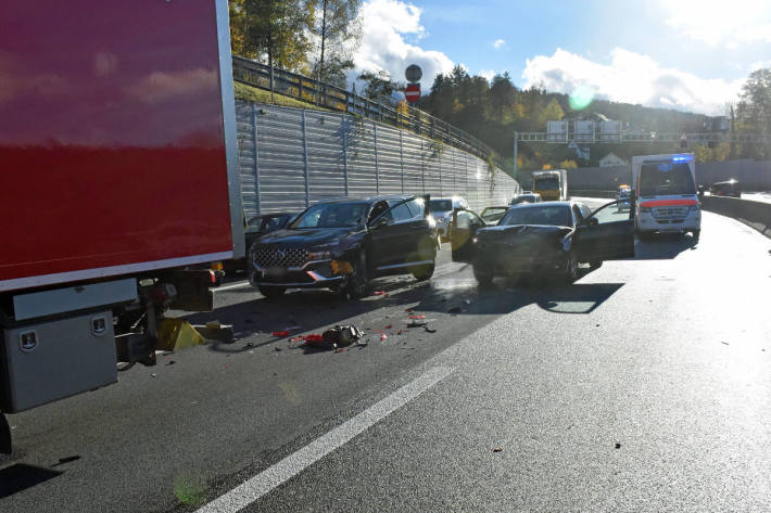 Kollision zwischen drei Fahrzeugen auf der A2 in Luzern