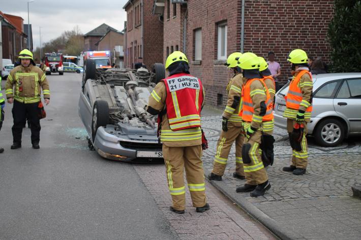 Pkw landet nach Unfall auf Dach