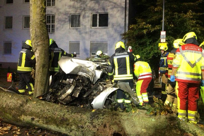 Der Fahrer wurde eingeklemmt und schwer verletzt.