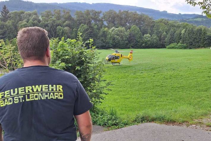 Der Landwirt wurde wurde nach Erstversorgung vom Rettungshubschrauber C 12 ins LKH Graz geflogen