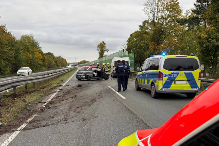 Die beiden Insassen des Pkw wurden verletzt.