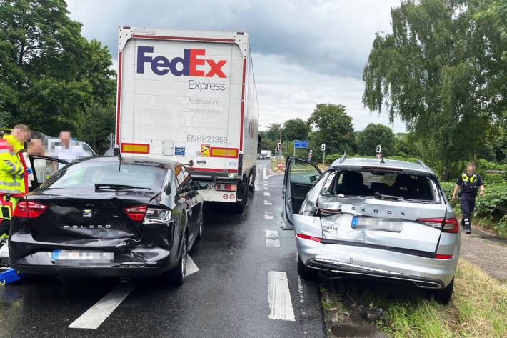 Zwei Personen wurden verletzt und es enstand hoher Sachschaden.