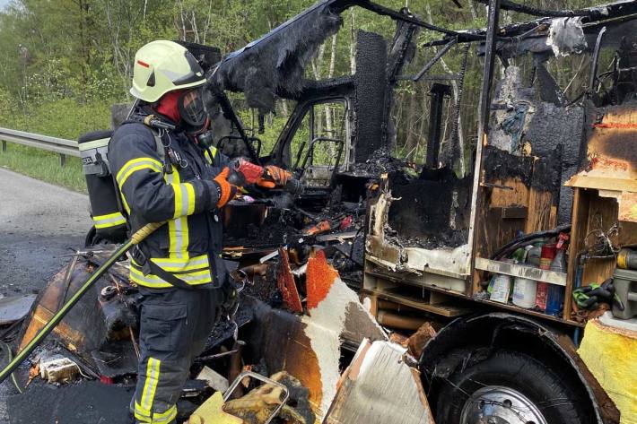  Feuerwehr löscht brennendes Wohnmobil auf der A3 in Dinslaken