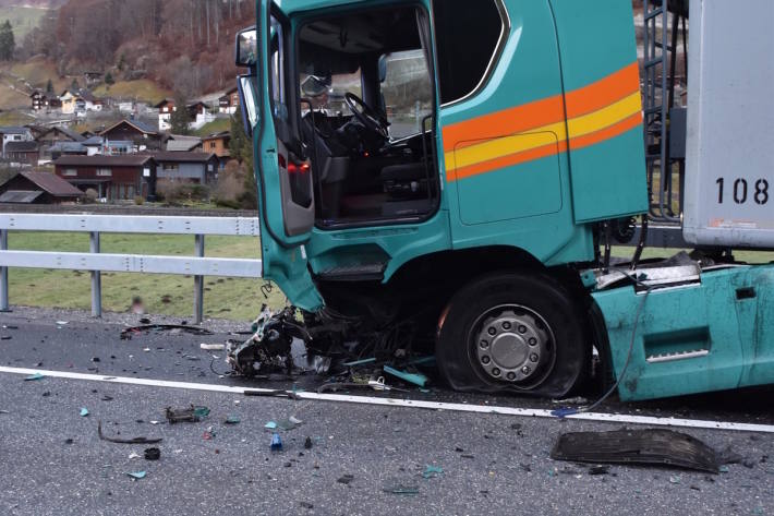 Starke Beschädigung nach der Kollision