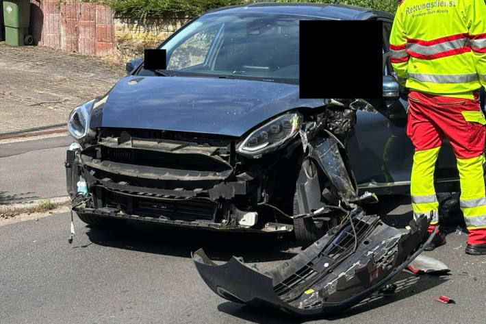 Zwei Personen wurden bei dem Unfall verletzt.