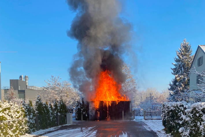 Gartenhaus durch Brand zerstört