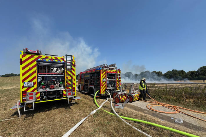 Feuerwehr und Löschwasserversorgungszug im Einsatz.