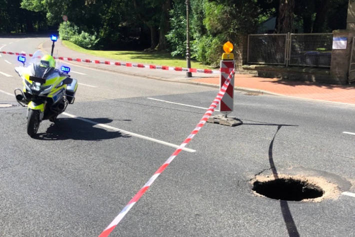 Panner Straße in Velbert nach Einsturz Fahrbahndecke gesperrt