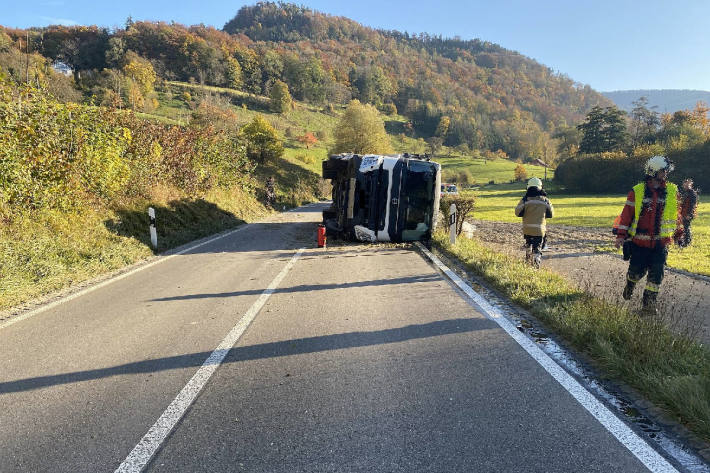 Lastwagen kommt von der Strasse ab und kippt auf die Seite in Reigoldswil