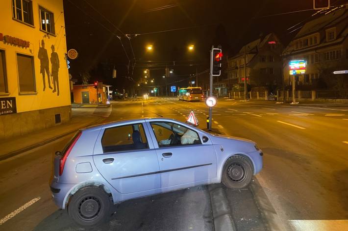 Eine Frau verunfallte im Fiat Punto in Luzern.
