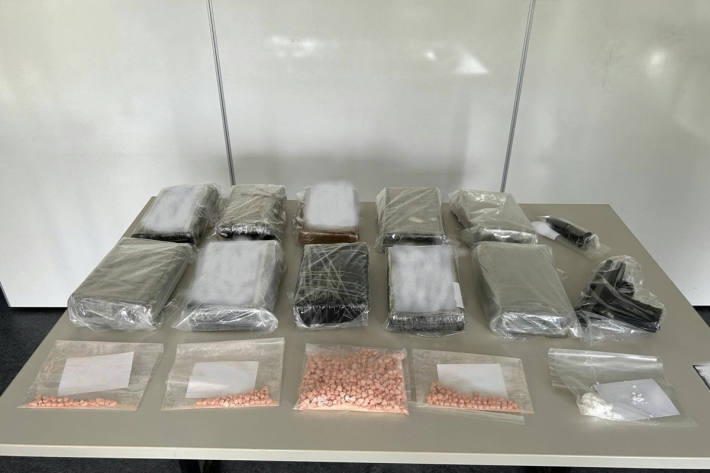 Zehn Kilogramm Kokain, mehrere Hundert Gramm Ecstasy und eine Schreckschusswaffe stellten die Beamten sicher.